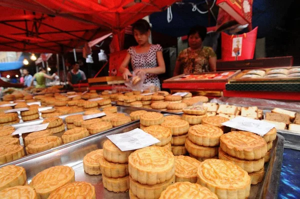 Çinli Müşteriler Qingdao Bir Mağazada Mooncakes Için Alışveriş Doğu Çin — Stok fotoğraf