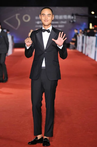 Actor Taiwanés Eddie Peng Ondea Alfombra Roja Mientras Llega Ceremonia — Foto de Stock