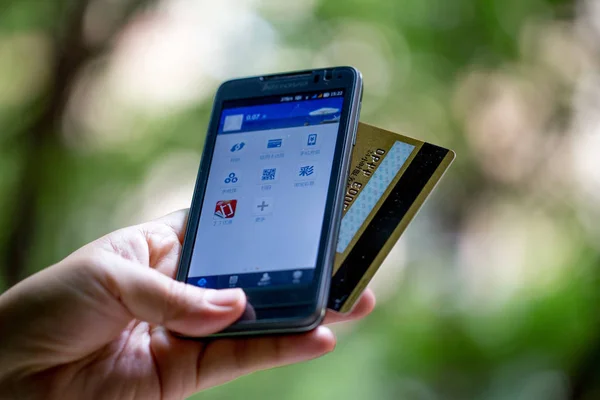 Man Uses His Smartphone Online Payment Guangzhou City South Chinas — Stock Photo, Image