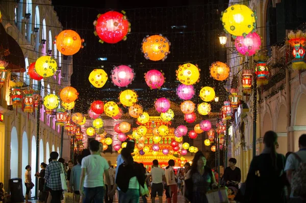 Turistas Olham Para Lanternas Festival Durante Show Lanternas Para Celebrar — Fotografia de Stock