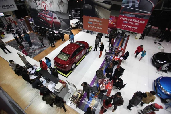 2013년 12월 15일 톈진의 자동차 거래에서 고객이 자동차 할당량을 부과하기 — 스톡 사진