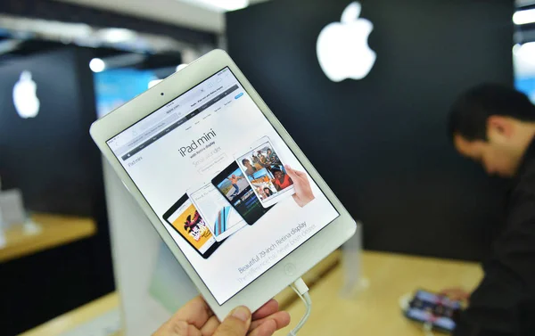 Клієнт Пробує Apple Ipad Mini Сітківка Дисплеєм Магазині Місті Ханчжоу — стокове фото