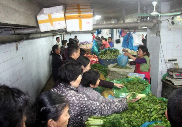 Consumidores Compran Mercado Húmedo Nanjing Provincia Chinas Jiangsu Octubre 2013 — Foto de Stock