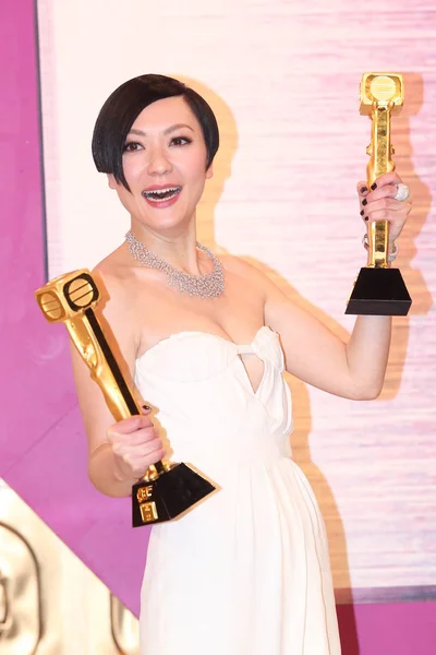 2013 中国で 2013 Tvb 記念日表彰式で賞を香港の女優最高の女優 最も人気のある女性キャラクターの彼女のトロフィーを保持しているクリスタル ティン — ストック写真