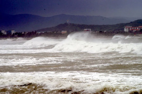 Obrovské Vlny Způsobené Blíží Tajfun Nari Zasáhla Pobřeží Sanya Jižní — Stock fotografie
