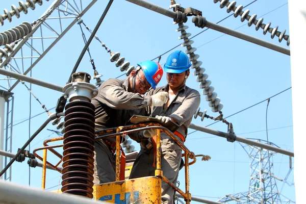 Electricistas Chinos Corporación Estatal Rejilla China Revisan Reparan Dispositivos Eléctricos —  Fotos de Stock
