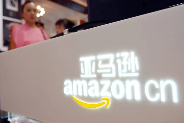 Människor Besöker Monter Amazon Utställning Shanghai Kina Augusti 2013 — Stockfoto