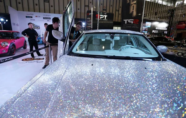 Empleados Chinos Examinan Chrysler 300C Tachonado Cristal Durante 12º Salón — Foto de Stock