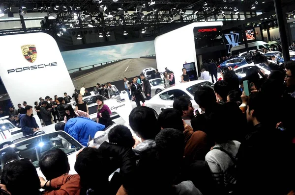 2013年4月21日 上海で開催された オート上海2013 で開催された第15回上海国際自動車産業展で ポルシェのスタンドに来場者が集まりました — ストック写真