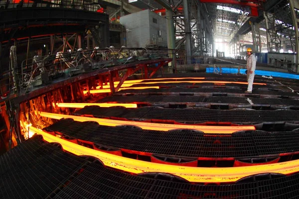 中国の労働者は 東中国江蘇省 Ganyu 郡の製鉄所で鋼鉄の生産を調査します 月2013 — ストック写真