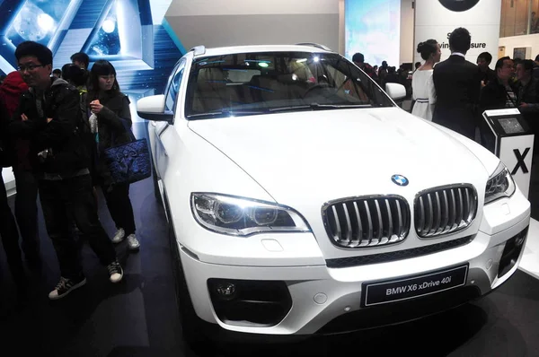 Odwiedzający Patrzeć Bmw Xdrive 40I Podczas Shanghai International Automobile Industry — Zdjęcie stockowe