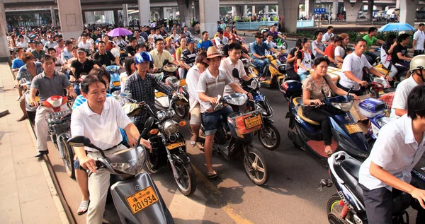 Ciclistas Chinos Montan Sus Bicicletas Eléctricas Scooters Una Carretera Ciudad — Foto de Stock