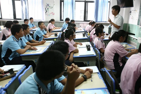 Çin Son Sınıf Lisesi Öğrencileri Şangay Lisesi Nde Bir Öğretmen — Stok fotoğraf