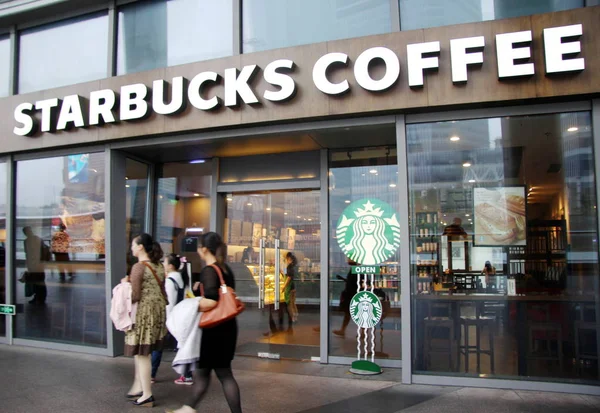 Gyalogosok Séta Múlt Egy Kávézó Starbucks Coffee Sanghajban Kína Október — Stock Fotó