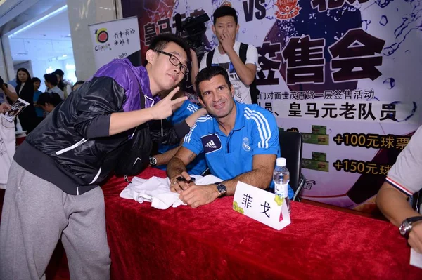 Portuguese Football Star Luis Figo Real Madrid Leyendas Right Poses — 图库照片