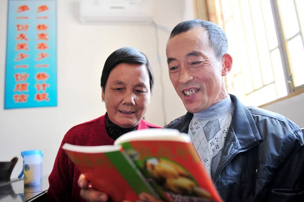 Gamla Människor Läser Bok Gemenskap Aktivitetscenter För Pensionärer Yichang Centrala — Stockfoto