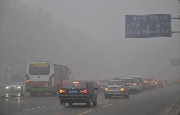 Datei Fahrzeuge Fahren Bei Starkem Smog Auf Einer Straße Der — Stockfoto