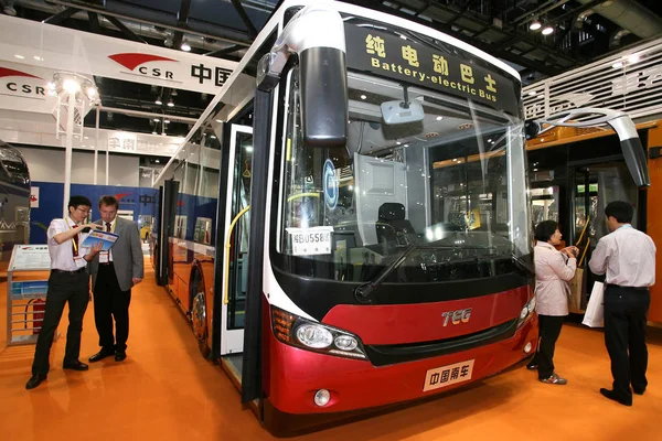 Visitantes Olham Para Ônibus Elétrico Durante Uma Exposição Pequim China — Fotografia de Stock