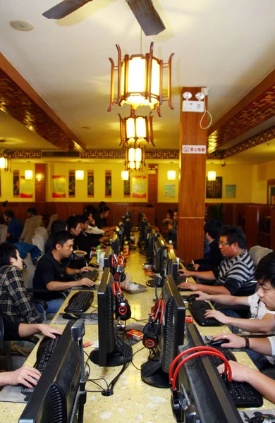 2012年11月2日中国東部浙江省嘉興市嘉山県のインターネットカフェでオンラインゲームをプレイ — ストック写真