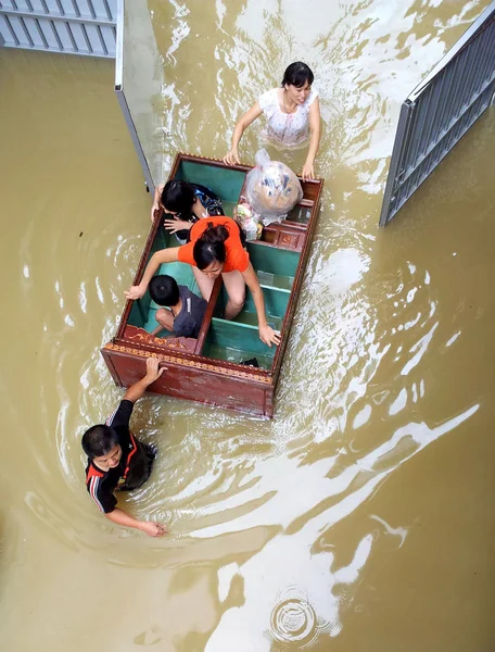Chinesische Anwohner Werden Einem Schrank Auf Einer Überfluteten Straße Evakuiert — Stockfoto