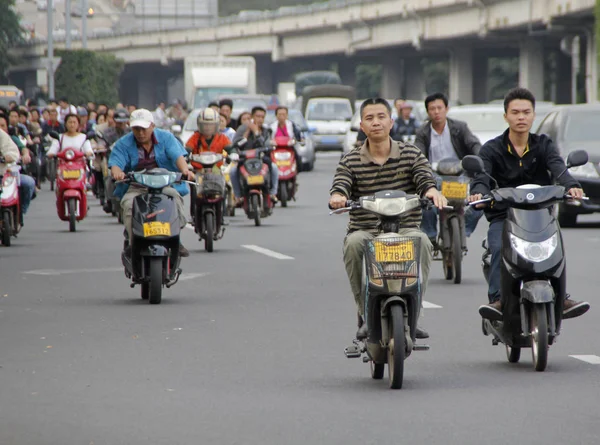Κινέζοι Ποδηλάτες Οδηγούν Ηλεκτρικά Ποδήλατα Σκούτερ Τους Ένα Δρόμο Στην — Φωτογραφία Αρχείου
