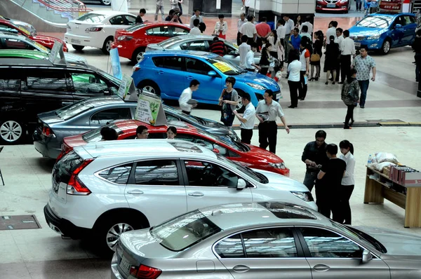 Visitantes Olham Para Carros Durante Uma Exposição Automóveis Lianyungang Leste — Fotografia de Stock