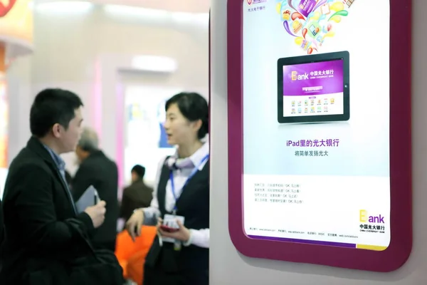 Visitor Talks Employee Stand China Everbright Bank 7Th Beijing International — Stock Photo, Image