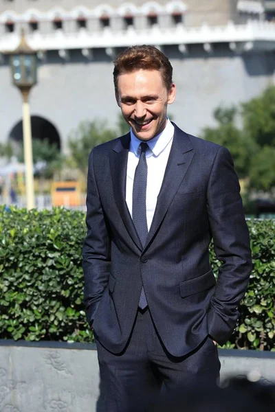 Acteur Anglais Tom Hiddleston Sourit Lors Photocall Pour Promouvoir Son — Photo