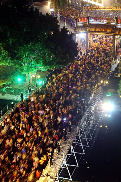 Crowds People Cross Tongji Bridge Pray Good Blessing Celebration Lantern — Stock Photo, Image