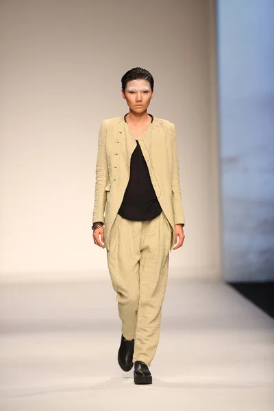 モデルは 2013 上海に上海ロンドンファッションウィークの春 2014 年中に存在 Liu2 のファッションショーで新しい創造を表示します — ストック写真