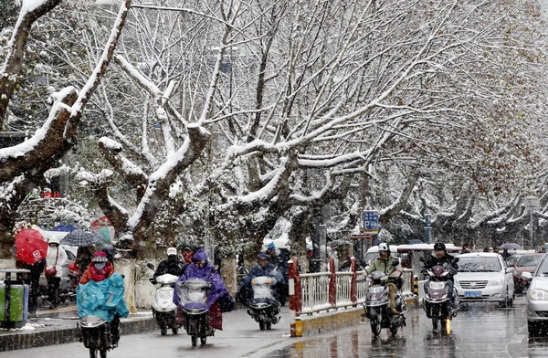 Fietsers Rijden Een Weg Zware Sneeuw Kunming Stad Zuidwest Chinas — Stockfoto