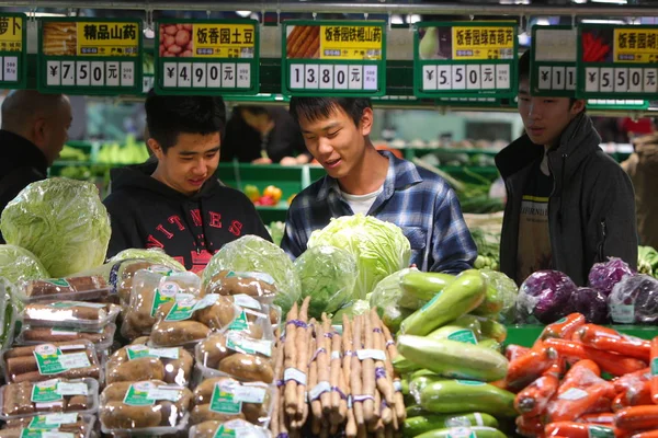 Consumidores Loja Supermercado Qingdao Leste Província Chinas Shandong Novembro 2013 — Fotografia de Stock
