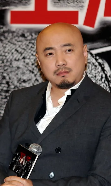 中国演员徐正在2013年12月2日于中国上海举行的新片 不不管人的土地 首映式上合影 — 图库照片