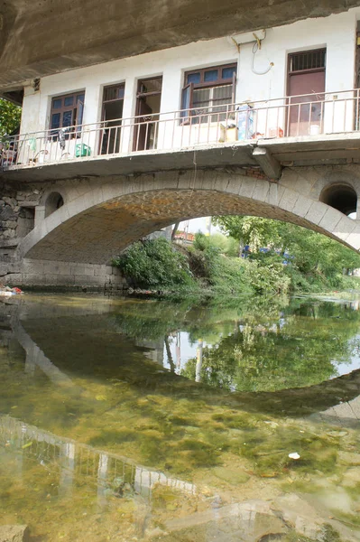 Dvoupodlažní Dům Postavený Přes Most Přes Běžící Potok Šengzhou City — Stock fotografie