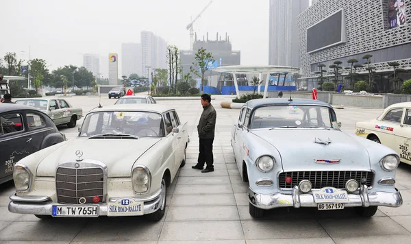 Visitante Chino Observa Los Coches Antiguos Mercedes Benz Izquierda Chevrolet — Foto de Stock