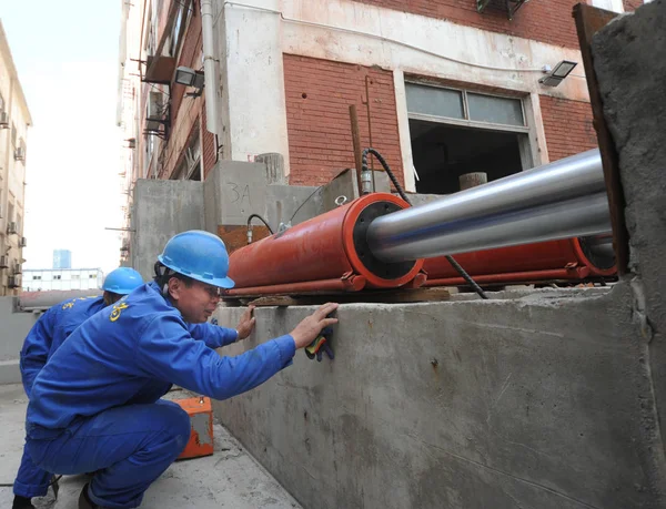 Trabajadores Chinos Monitorean Funcionamiento Gato Presión Hidráulica Mientras Que Edificio —  Fotos de Stock