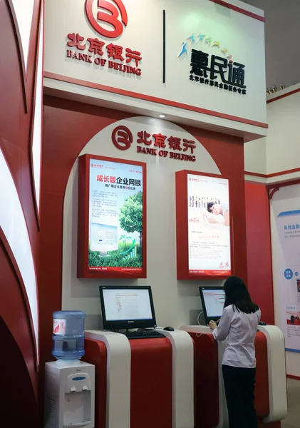 Egy Kínai Felkeresi Állvány Bank Beijing Alatt Expo Pekingben Kínában — Stock Fotó