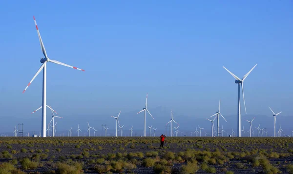 Wind Turbines Whirl Generate Electricity Wind Farm Northwest Chinas Gansu — Stock Photo, Image