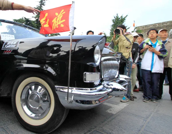Ziyaret Edenler Bak Bir Ihtiyar Araba Kırmızı Bayrak Hongqi Klasik — Stok fotoğraf