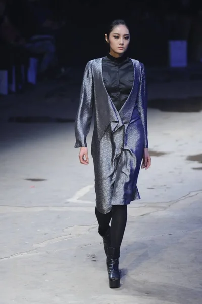 モデルは 2013 中国の北京で中国ロンドンファッションウィークの春 2014 年中に Jiwenbo のファッションショーで新しい創造を表示します — ストック写真