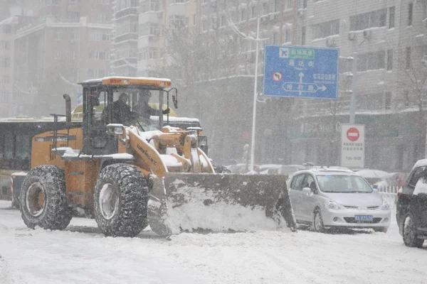 Bulldozer Enlève Neige Sur Une Route Lors Une Tempête Neige — Photo