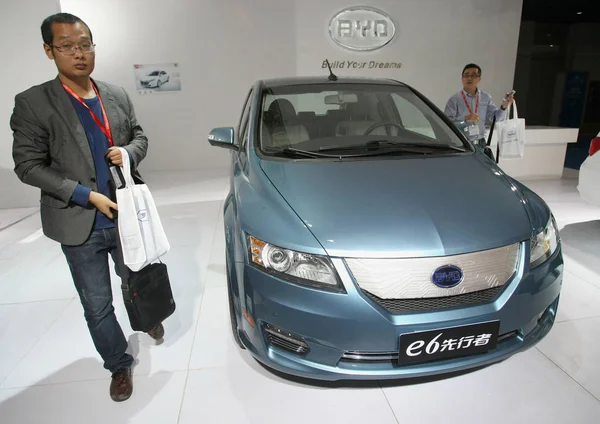 Látogatók Gyalog Elmúlt Byd Elektromos Autó Alatt Első Kínában Shanghai — Stock Fotó