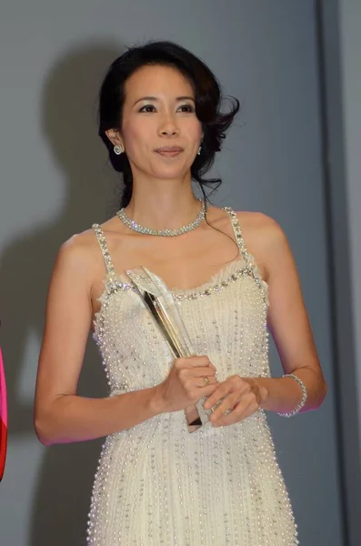 香港歌手兼女演员莫凯伦出席2013年9月28日在中国上海举行的2013年环球小姐中国决赛时摆姿势 — 图库照片