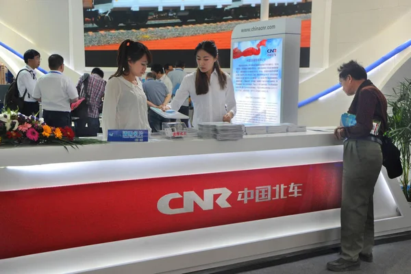 Besökare Och Kinesiska Anställda Ses Montern Cnr China Northern Locomotive — Stockfoto