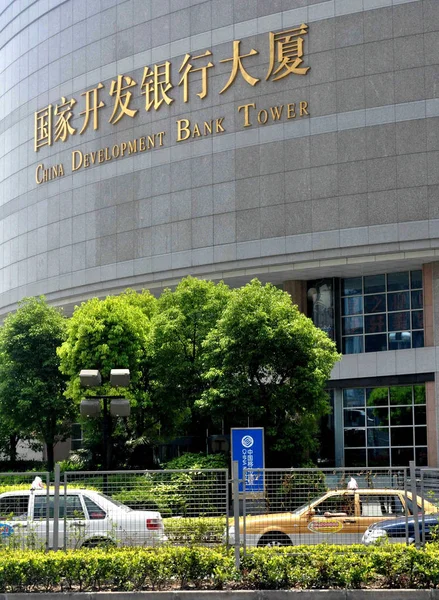 Des Voitures Passent Devant Tour Banque Développement Chine Dans Quartier — Photo
