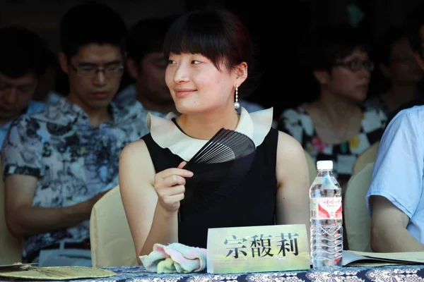 Kelly Zong Fuli Córka Wahaha Grup Przewodniczący Zong Qinghou Uśmiecha — Zdjęcie stockowe