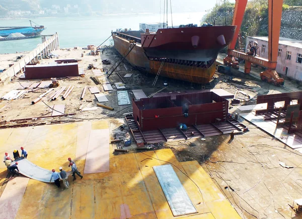 Trabajadores Chinos Construyen Barco Astillero Orillas Del Río Yangtze Yichang — Foto de Stock