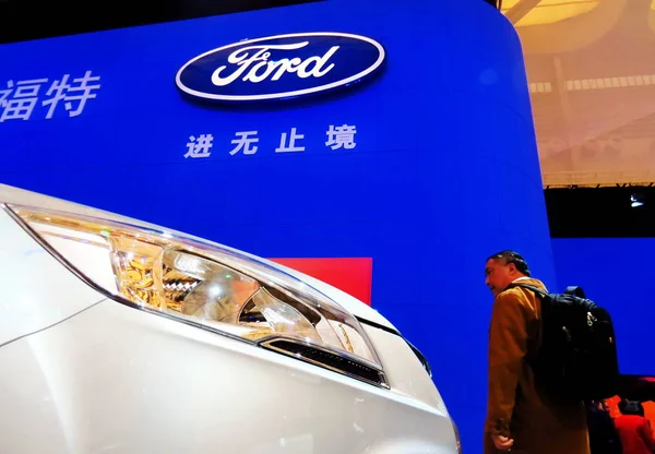 Visiteur Passe Devant Une Voiture Ford Sur Stand Ford Lors — Photo