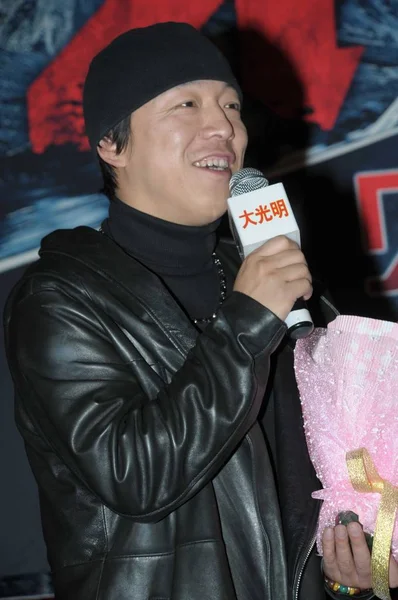 Chinese Acteur Huang Spreekt Houden Een Boeket Bloemen Bij Een — Stockfoto