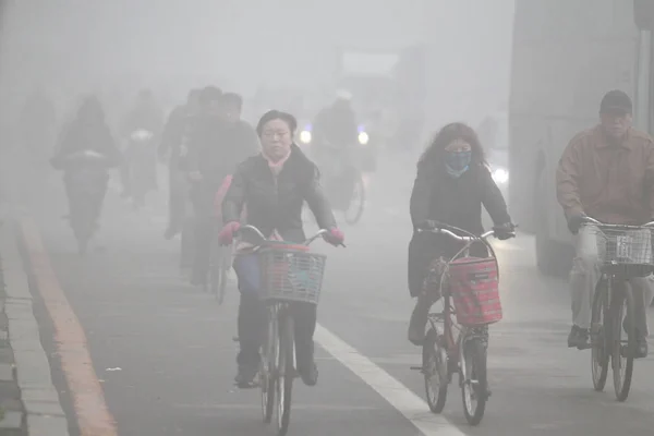 Ciclisti Pedalano Una Strada Nello Smog Pesante Nella Città Shenyang — Foto Stock
